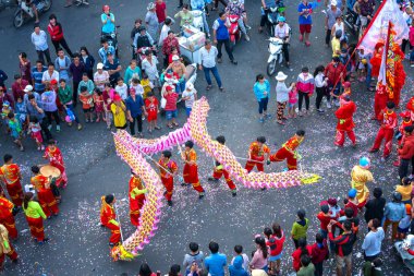 Binh Duong, Vietnam - 2 Mart 2018: Dragon dans festivali sokakta dövüş sanatları ejderha kontrol Çince Lantern Festivali uygulayıcıları Binh Duong, Vietnam sarma ile