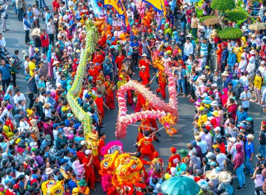 Binh Duong, Vietnam - 2 Mart 2018: Dragon dans festivali sokakta dövüş sanatları ejderha kontrol Çince Lantern Festivali uygulayıcıları Binh Duong, Vietnam sarma ile