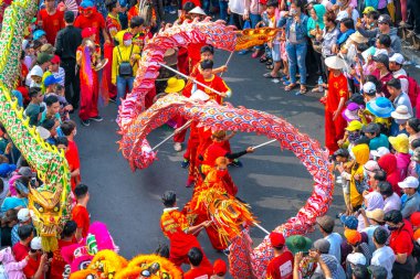 Binh Duong, Vietnam - 2 Mart 2018: Dragon dans festivali sokakta dövüş sanatları ejderha kontrol Çince Lantern Festivali uygulayıcıları Binh Duong, Vietnam sarma ile