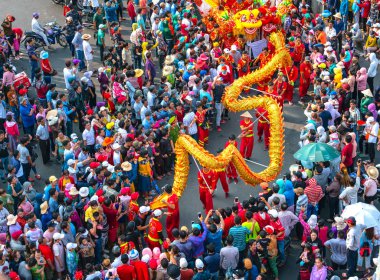 Binh Duong, Vietnam - 2 Mart 2018: Dragon dans festivali sokakta dövüş sanatları ejderha kontrol Çince Lantern Festivali uygulayıcıları Binh Duong, Vietnam sarma ile
