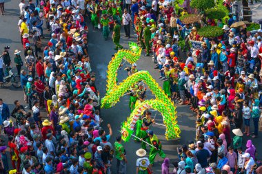 Binh Duong, Vietnam - 2 Mart 2018: Dragon dans festivali sokakta dövüş sanatları ejderha kontrol Çince Lantern Festivali uygulayıcıları Binh Duong, Vietnam sarma ile