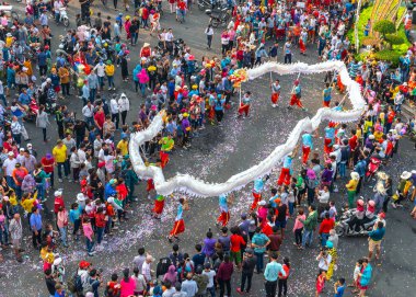 Binh Duong, Vietnam - 2 Mart 2018: Dragon dans festivali sokakta dövüş sanatları ejderha kontrol Çince Lantern Festivali uygulayıcıları Binh Duong, Vietnam sarma ile