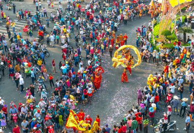 Binh Duong, Vietnam - 2 Mart 2018: Dragon dans festivali sokakta dövüş sanatları ejderha kontrol Çince Lantern Festivali uygulayıcıları Binh Duong, Vietnam sarma ile