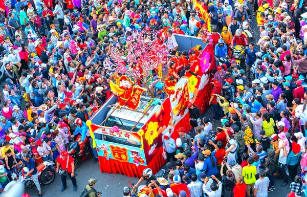 ビンズオン省 ベトナム 2018 カラフルな龍 ライオン 中国のランタン フェスティバルは通りを集めて群衆の中に行進しました ズオン ベトナムの伝統的な民族中国の祭り — ストック写真