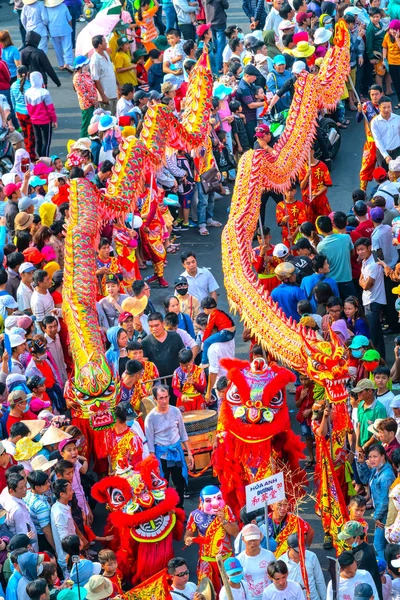 2018年3月2日 彩灯节与五颜六色的龙游行在街头吸引周围的人群 越南的 中国传统节日 — 图库照片