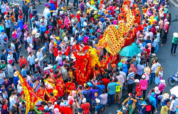 ビンズオン省 ベトナム 2018 カラフルな龍のランタン フェスティバルは 通り魅了周囲の群衆でショーを行進しました ズオン ベトナムにおける華人のこの伝統的な祭り — ストック写真