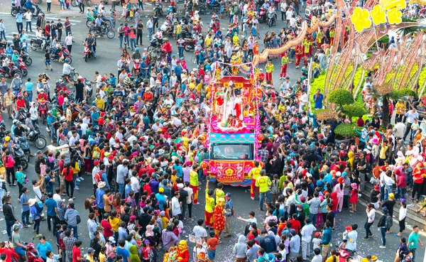 ビンズオン省 ベトナム 2018 中国ランタン通り菩薩胎盤パレードとして若い女性観光客が訪れます ビンズオン省 ベトナムの伝統的な中国の祭りです — ストック写真