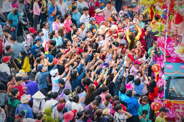 両腕でランタン フェスティバル観客が街頭パレードの女神行列負担から祝福がビンズオン省 ベトナムで訪問者を集めて満足しているビンズオン省 ベトナム 2018 — ストック写真