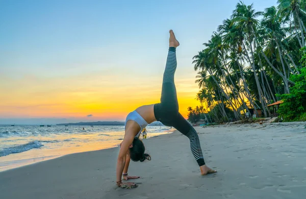 Mujer Silueta Realizando Ejercicios Yoga Playa Junto Palmeras Hermosa Playa —  Fotos de Stock