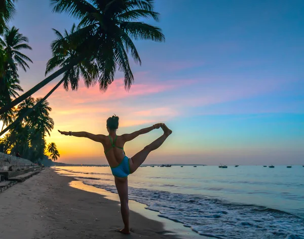 Mujer Silueta Realizando Ejercicios Yoga Playa Junto Palmeras Hermosa Playa —  Fotos de Stock