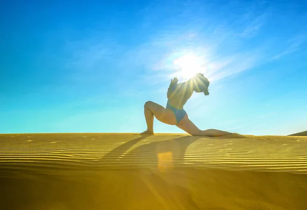 Mujer Silueta Realizando Ejercicios Yoga Entrenamiento Las Dunas Arena Mañana —  Fotos de Stock