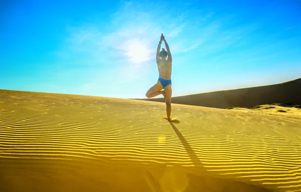 Silhouette Donna Che Esegue Esercizi Yoga Allenamento Sulle Dune Sabbia — Foto Stock