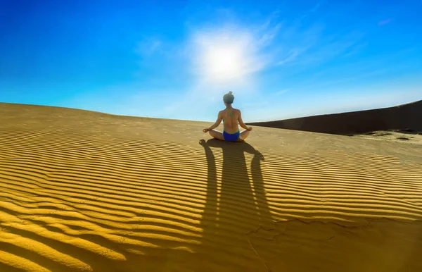 Silhouette Woman Performing Yoga Exercises Workout Sand Dunes Morning Sun — Stock Photo, Image