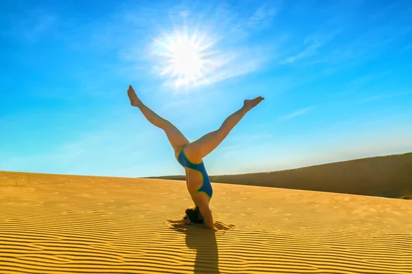 Silhouette Donna Che Esegue Esercizi Yoga Allenamento Sulle Dune Sabbia — Foto Stock