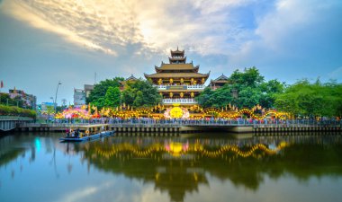 Ho Chi Minh City, Vietnam - 28 Mayıs 2018: Gece sahne tapınak mimarisi nehir, bayraklar, çiçek kutlamak Buda'nın Doğum günü boyunca parlak ışıklar ile dekore edilmiş, bu antik tapınak Ho Chi Minh City, Vietnam