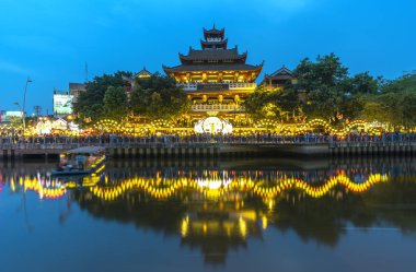 Ho Chi Minh City, Vietnam - 28 Mayıs 2018: Gece sahne tapınak mimarisi nehir, bayraklar, çiçek kutlamak Buda'nın Doğum günü boyunca parlak ışıklar ile dekore edilmiş, bu antik tapınak Ho Chi Minh City, Vietnam