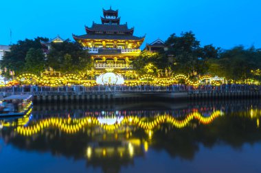 Ho Chi Minh City, Vietnam - 28 Mayıs 2018: Gece sahne tapınak mimarisi nehir, bayraklar, çiçek kutlamak Buda'nın Doğum günü boyunca parlak ışıklar ile dekore edilmiş, bu antik tapınak Ho Chi Minh City, Vietnam