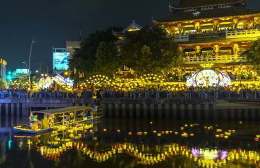 Ho Chi Minh City, Vietnam - 28 Mayıs 2018: Gece sahne tapınak mimarisi nehir, bayraklar, çiçek kutlamak Buda'nın Doğum günü boyunca parlak ışıklar ile dekore edilmiş, bu antik tapınak Ho Chi Minh City, Vietnam
