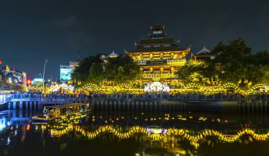Ho Chi Minh City, Vietnam - 28 Mayıs 2018: Gece sahne tapınak mimarisi nehir, bayraklar, çiçek kutlamak Buda'nın Doğum günü boyunca parlak ışıklar ile dekore edilmiş, bu antik tapınak Ho Chi Minh City, Vietnam