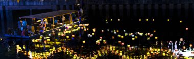 Ho Chi Minh City, Vietnam - 28 Mayıs 2018: Rahipler fenerler barış için Nehri üzerinde tüm kişiler gece nerede organizasyon Ho Chi Minh City, Vietnam Buda'nın Doğum günü her yıl kutluyor Tapınağı'nda bırakın.