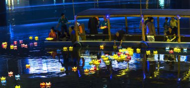 Ho Chi Minh City, Vietnam - 28 Mayıs 2018: Rahipler fenerler barış için Nehri üzerinde tüm kişiler gece nerede organizasyon Ho Chi Minh City, Vietnam Buda'nın Doğum günü her yıl kutluyor Tapınağı'nda bırakın.