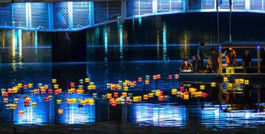 Ho Chi Minh City, Vietnam - 28 Mayıs 2018: Rahipler fenerler barış için Nehri üzerinde tüm kişiler gece nerede organizasyon Ho Chi Minh City, Vietnam Buda'nın Doğum günü her yıl kutluyor Tapınağı'nda bırakın.