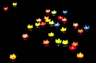 Fener yüzen nehirde Buda'nın Doğum Festivali sırasında gece parlar. Barış Life için Vietnamca insanlar geleneksel ayini bu