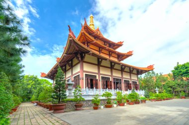 Ho Chi Minh City, Vietnam - 29 Mayıs 2018: Sabah Buda'nın Doğum günü çiçekleri, bayraklar, dekore edilmiş mimari tapınakta ön bahçede çekti Budistler Ho Chi Minh, Vietnam kültürel manevi ziyaret