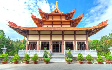 Ho Chi Minh City, Vietnam - 29 Mayıs 2018: Sabah Buda'nın Doğum günü çiçekleri, bayraklar, dekore edilmiş mimari tapınakta ön bahçede çekti Budistler Ho Chi Minh, Vietnam kültürel manevi ziyaret