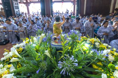 Ho Chi Minh City, Vietnam - 29 Mayıs 2018: Buddha statue tapınağında ışıklar, Buda'nın Doğum gününde rengârenk çiçeklerle dekore edilmiş. Benim zihin ve ruh Ho Chi Minh city, Vietnam için sakin bir peacefull yer
