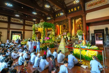 Ho Chi Minh City, Vietnam - 29 Mayıs 2018: Buda Buda'nın Doğum günü kutlamaları pagoda sabah bir ritüel Ho Chi Minh city, Vietnam için geleneksel kültür olarak tutulan içinde dua Budist