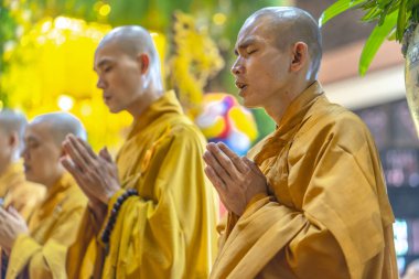 Ho Chi Minh City, Vietnam - 29 Mayıs 2018: Buddha Tapınağı sabah bir ritüel Ho Chi Minh city, Vietnam için geleneksel kültür olarak tutulan Buda'nın Doğum günü kutlamaları içinde dua Budist rahip