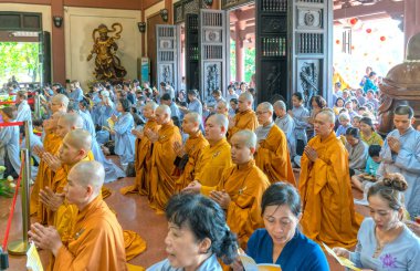 Ho Chi Minh City, Vietnam - 29 Mayıs 2018: Buddha Tapınağı sabah bir ritüel Ho Chi Minh city, Vietnam için geleneksel kültür olarak tutulan Buda'nın Doğum günü kutlamaları içinde dua Budist rahip