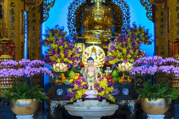 Ho Chi Minh City, Vietnam - 28 Mayıs 2018: Tapınak içinde heykel Buda'nın Doğum günü ecorated ışıklar, rengârenk çiçeklerle çekiyor Buda Ho Chi Minh City, Vietnam için saygı için birçok Budistler
