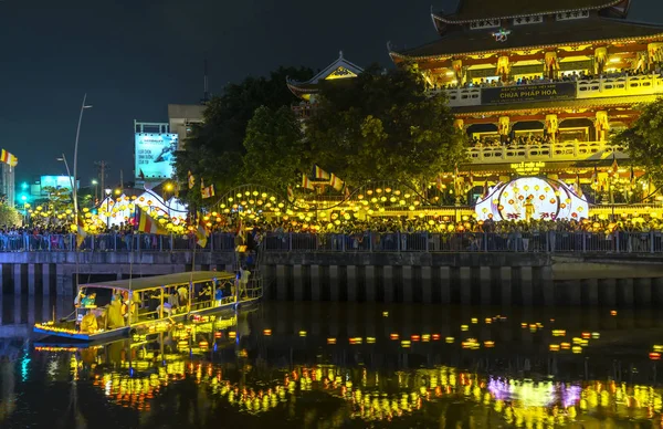 越南胡志明市 2018年5月28日 夜间场景寺庙建筑装饰着明亮的灯光沿河 花卉庆祝佛陀的生日 这是在越南胡志明市的古庙 — 图库照片