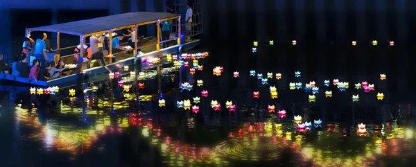 Ho Chi Minh City, Vietnam - 28 Mayıs 2018: Rahipler fenerler barış için Nehri üzerinde tüm kişiler gece nerede organizasyon Ho Chi Minh City, Vietnam Buda'nın Doğum günü her yıl kutluyor Tapınağı'nda bırakın.