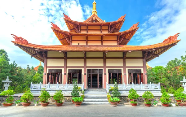 Ho Chi Minh City, Vietnam - 29 Mayıs 2018: Sabah Buda'nın Doğum günü çiçekleri, bayraklar, dekore edilmiş mimari tapınakta ön bahçede çekti Budistler Ho Chi Minh, Vietnam kültürel manevi ziyaret