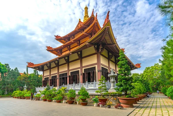 Ho Chi Minh City, Vietnam - 29 Mayıs 2018: Sabah Buda'nın Doğum günü çiçekleri, bayraklar, dekore edilmiş mimari tapınakta ön bahçede çekti Budistler Ho Chi Minh, Vietnam kültürel manevi ziyaret