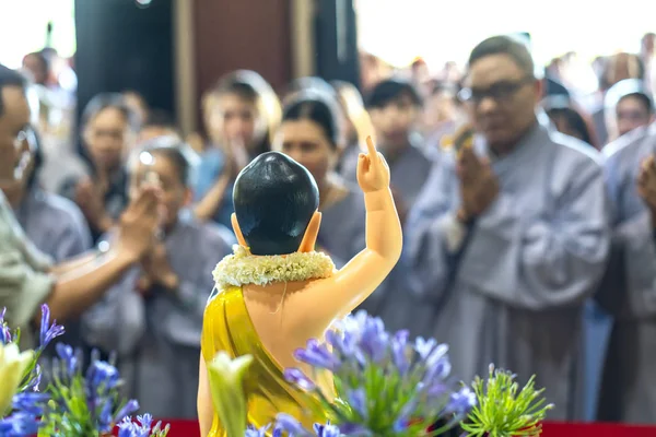 Мин Вьетнам Мая 2018 Года Статуя Будды Храме Украшены Огни — стоковое фото