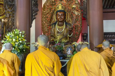Ho Chi Minh City, Vietnam - 29 Mayıs 2018: Buddha Tapınağı sabah bir ritüel Ho Chi Minh city, Vietnam için geleneksel kültür olarak tutulan Buda'nın Doğum günü kutlamaları içinde dua Budist rahip