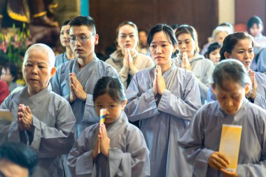 Ho Chi Minh City, Vietnam - 29 Mayıs 2018: Buda Buda'nın Doğum günü kutlamaları pagoda sabah bir ritüel Ho Chi Minh city, Vietnam için geleneksel kültür olarak tutulan içinde dua Budist