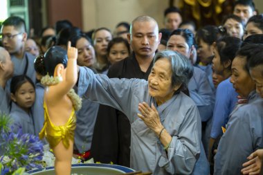 Ho Chi Minh City, Vietnam - 29 Mayıs 2018: Grup Vietnam Budist banyo Buda heykeli arındırmak beden ve ruhu içinde Ho Chi Minh City, Vietnam pagoda Buda'nın Doğum günü kutlaması