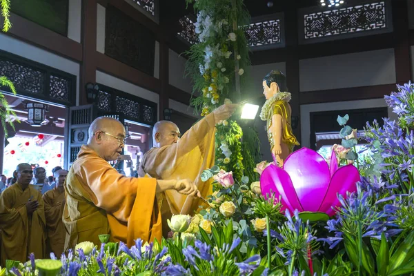 Minovo Město Vietnam Května 2018 Skupina Vietnamských Buddhisté Mniši Koupele — Stock fotografie