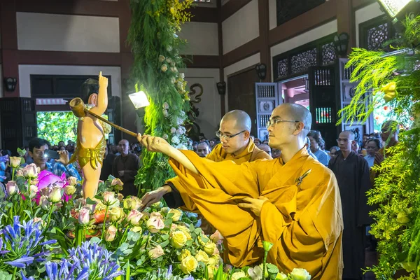 Ho Chi Minh City, Vietnam - 29 Mayıs 2018: Grup Vietnam Budistler rahipler Bath Buda heykeli arındırmak beden ve ruhu içinde Ho Chi Minh City, Vietnam pagoda Buda'nın Doğum günü kutlaması