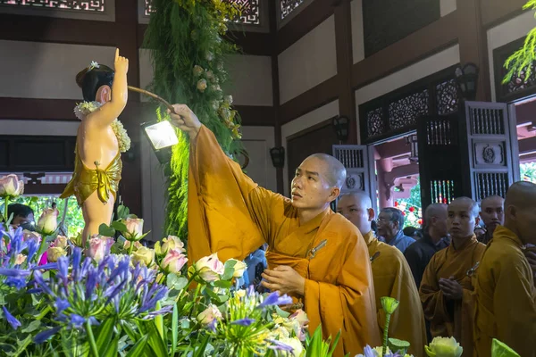 Ho Chi Minh City, Vietnam - 29 Mayıs 2018: Grup Vietnam Budistler rahipler Bath Buda heykeli arındırmak beden ve ruhu içinde Ho Chi Minh City, Vietnam pagoda Buda'nın Doğum günü kutlaması