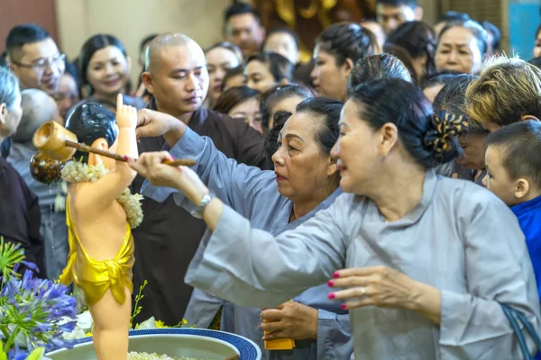 Ho Chi Minh City, Vietnam - 29 Mayıs 2018: Grup Vietnam Budist banyo Buda heykeli arındırmak beden ve ruhu içinde Ho Chi Minh City, Vietnam pagoda Buda'nın Doğum günü kutlaması