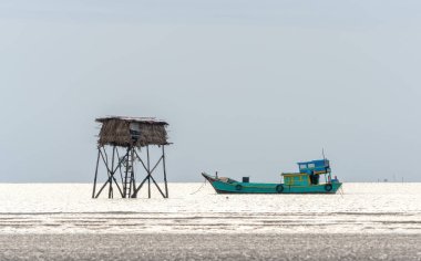 Teknenin yanında bir lanet ile sahilde Balıkçılar deniz ürünleri istiridye sunmak için herkes için bir araç olarak dawn. Bu yolculukta güneşin doğuşunu görmek güzeldir