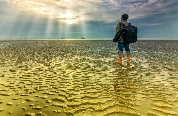 Homem Silhueta Com Bagagem Frente Fotografia Praia Como Coisas Boas — Fotografia de Stock