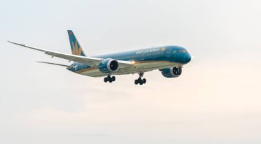 Ho Chi Minh City, Vietnam - 29 Temmuz 2018: Tan Son Nhat Uluslararası Havaalanı Ho Chi Minh City, Vietnam, Vietnam Uçak boeing 787 iniş. Skyteam üyesidir.