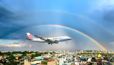 Ho Chi Minh City, Vietnam - 31 Temmuz 2018: Çin Havayolları Boeing 747 kargo sinek üzerinde gökkuşağı gökyüzü arkasında ile kentsel alanlarda hazırlamak Tan Son Nhat Uluslararası Havaalanı Ho Chi Minh, Vietnam için açılış